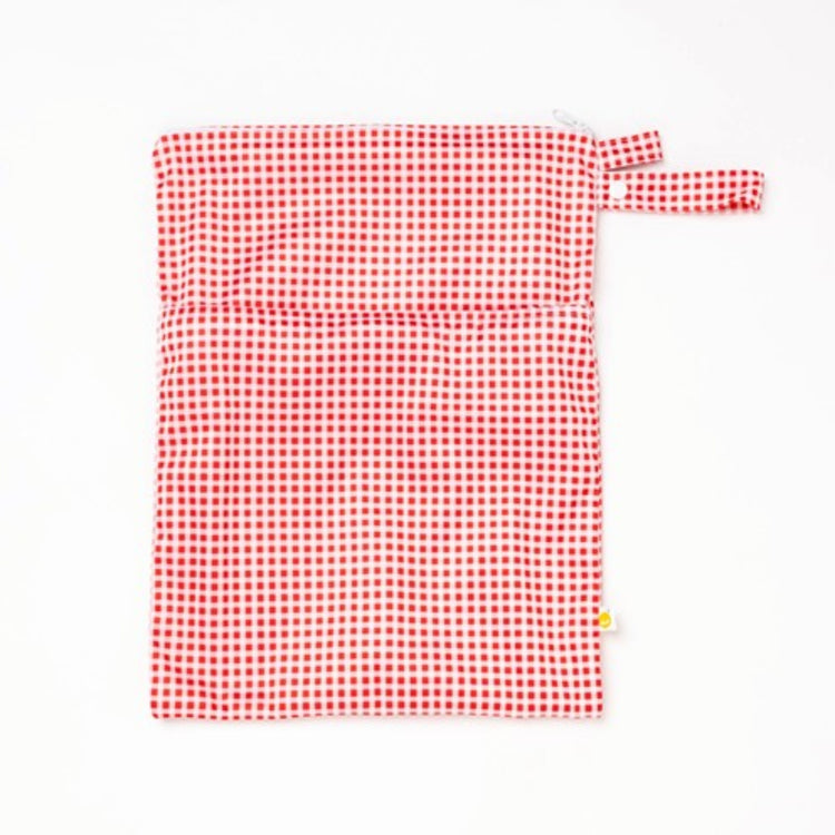 Tyoub Waterproof Stay-dry Zip Wet Bag– Red White Gingham Check Measures 30 x 40 cm. Large front zipped pocket to separate items. Main pouch with zipper to keep wet and dry things separate. Each pocket is waterproofed and zipped. Lightweight and easy to pack and carry.Come with a handy strap for easy carrying or hooking to your nappy bag or stroller.