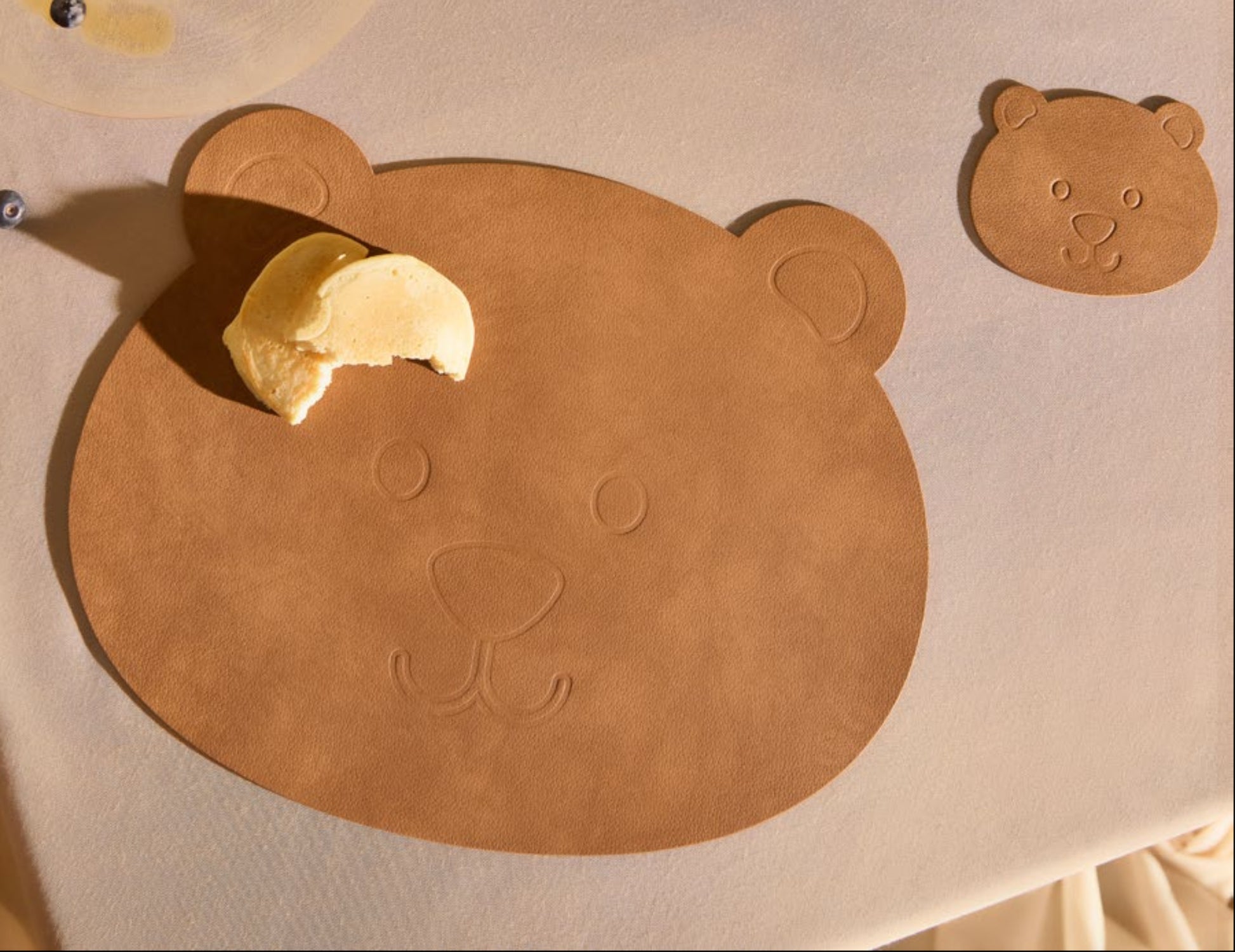 Bear shape recycled leather placemat  and coaster featuring the signature LIND DNA texture.
