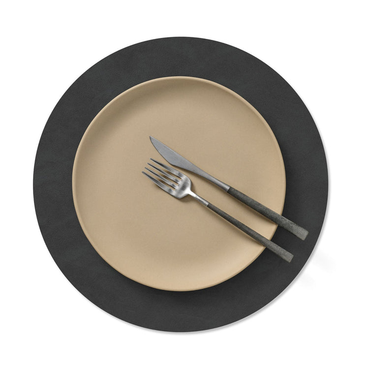 Circle recycled leather placemat featuring the signature LIND DNA Nupo texture with a plate, knife and fork.