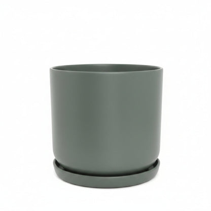 Portland recycled plastic plant pot with matching saucer. Olive small.