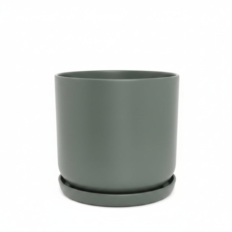 Portland recycled plastic plant pot with matching saucer. Olive small.