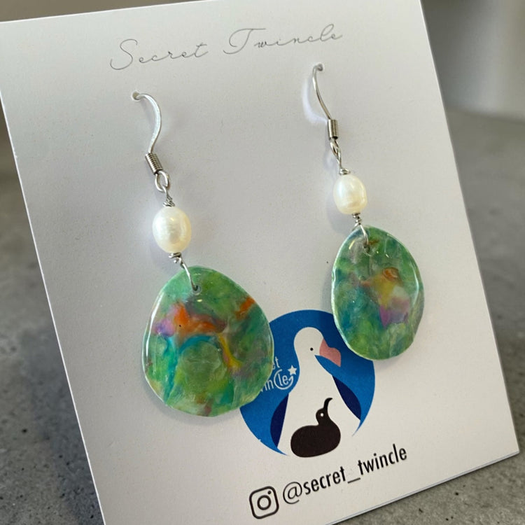 Side view presentation of the green nebula and pearl recycled jewelry set, highlighting a perfect sustainable fashion gift idea.