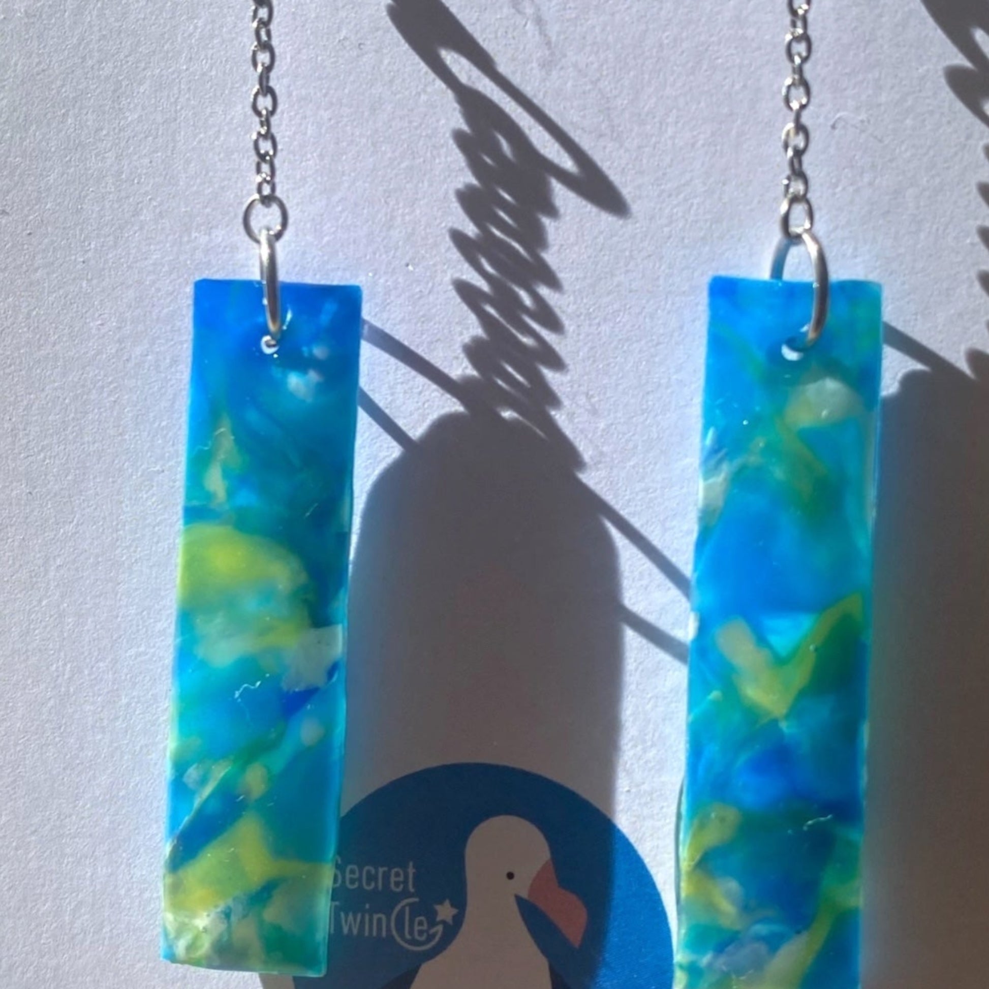 Detailed close-up highlighting the unique marbled color swirls and smooth edge finish of the recycled plastic rectangular chain links.