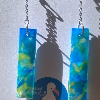 Detailed close-up highlighting the unique marbled color swirls and smooth edge finish of the recycled plastic rectangular chain links.