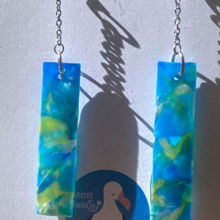Detailed close-up highlighting the unique marbled color swirls and smooth edge finish of the recycled plastic rectangular chain links.